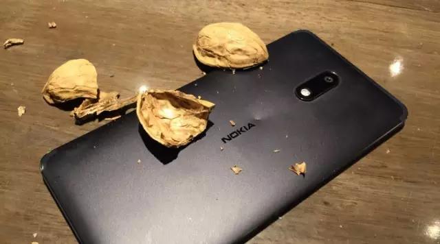 拿手機砸核桃，諾基亞回歸？